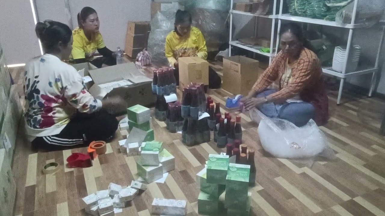 ขนน้ำปลาร้าไปแจกที่ไหน..ส.วช่วยกันเเพ็คของส่ง