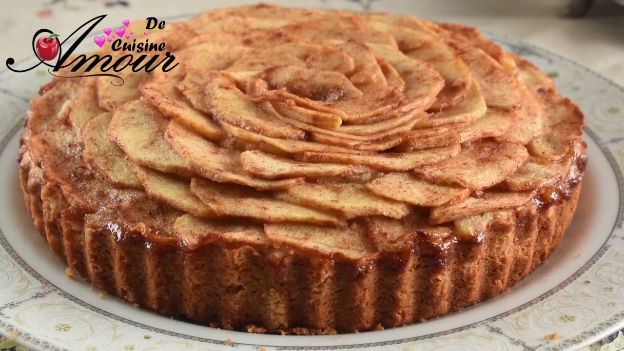 gateau sablé pur beurre moelleux aux pommes et une compote aux pommes fait maison