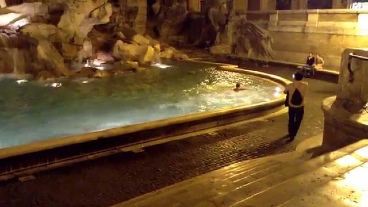 Diving in Fontana di Trevi: Drunk dives into fountain and get arrested by police