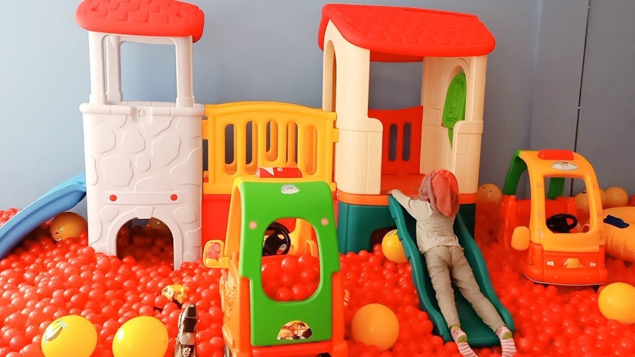 Main perosotan istana balon mandi bola di playground