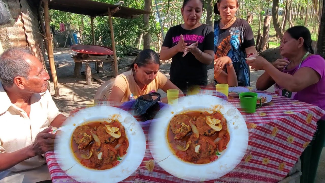 Blanca asi le sirve con  tortillas Caliente ami papa y ami mama asi disfruta las tortitas en salsa😋🤯