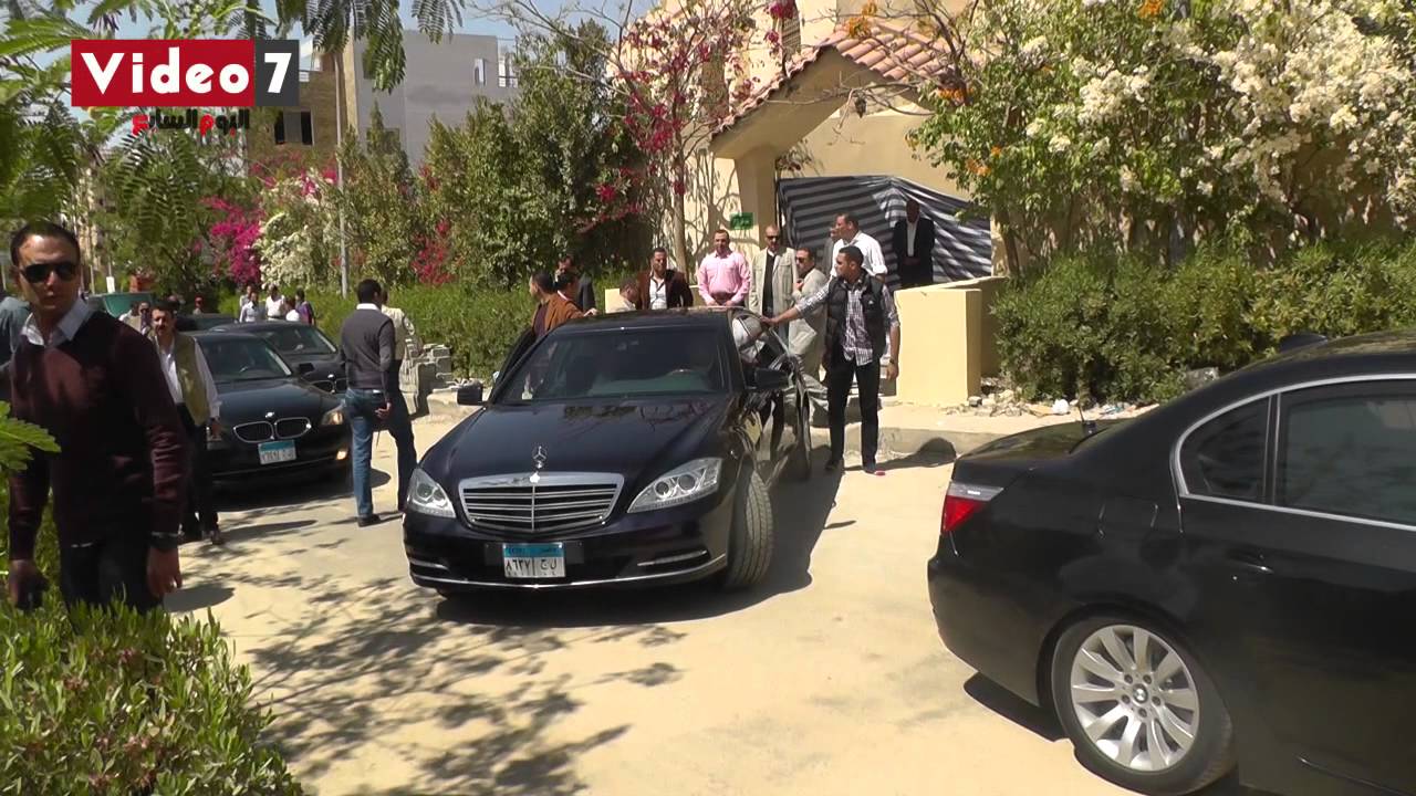 حرس الرئيس مرسى يهرولون خلفه بـ الشرابات أثناء تأمينه