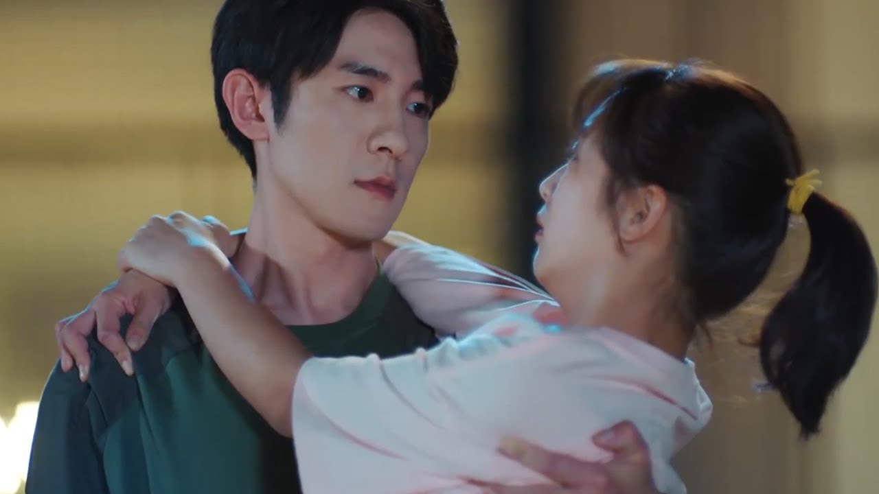 Be With You 好想和你在一起: Professor Ji princess hugs Qi Nian to threaten her!