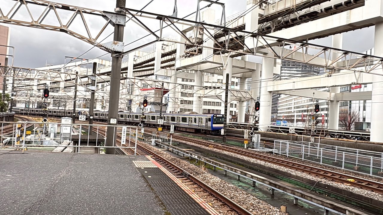 営業運転開始5周年を迎えたE235系1000番台逗子行きが千葉駅に入線するシーン。