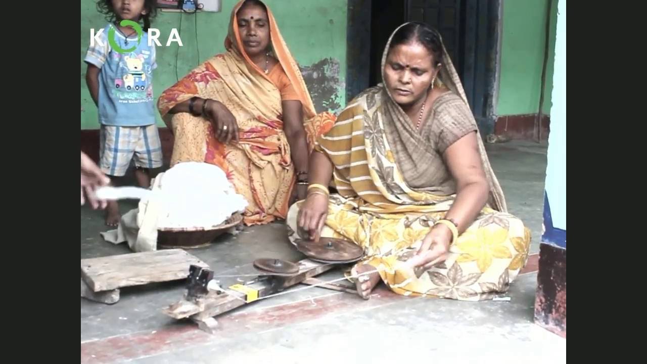Hand spinning of ginned organic cotton fiber- KORA / S F / Parivartan