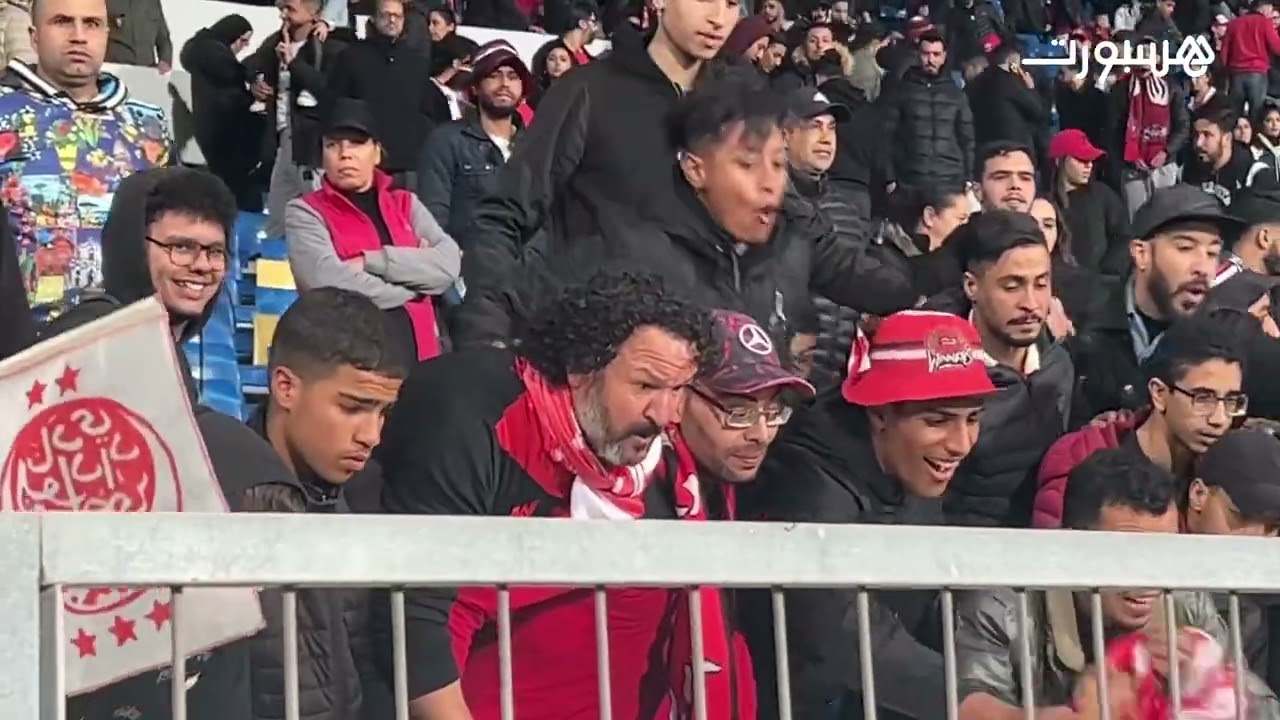 أيت منا يتفاعل مع الجماهير الودادية الغاضبة من أداء الوداد ومدربه النفطي بعد نهاية مباراة بيترو