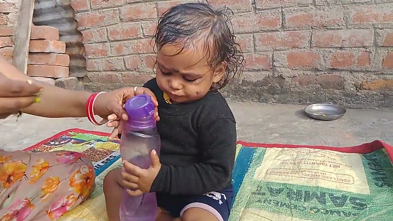 पानी के साथ खेल रहा है#viral #youtubevideos 🤣🤣🤣🤣