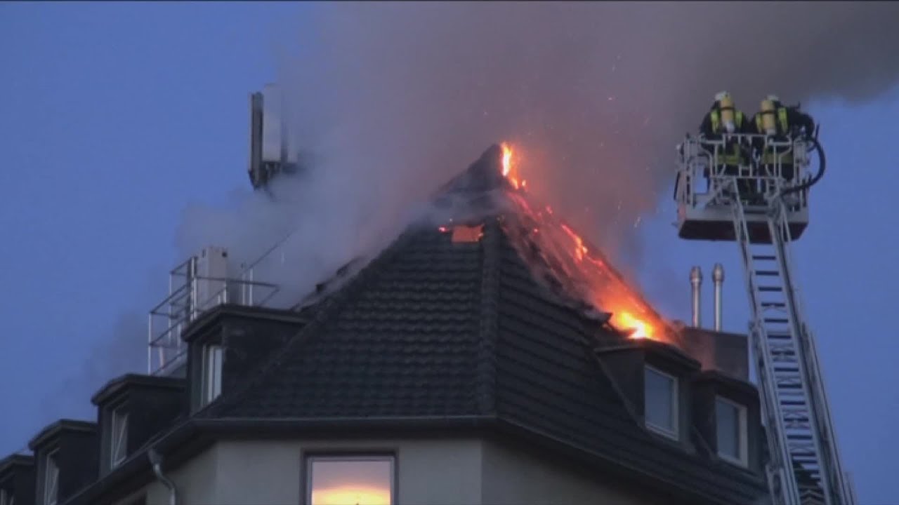 [DACHSTUHL IM VOLLBRAND] - FEUERWEHR KÖLN IM GROSSEINSATZ - FEUER3 - BRANDBEKÄMPFUNG -