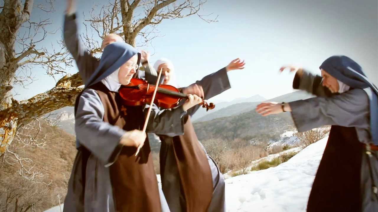 Brown and Blue - Clip du Carmel de Marie Vierge Missionnaire