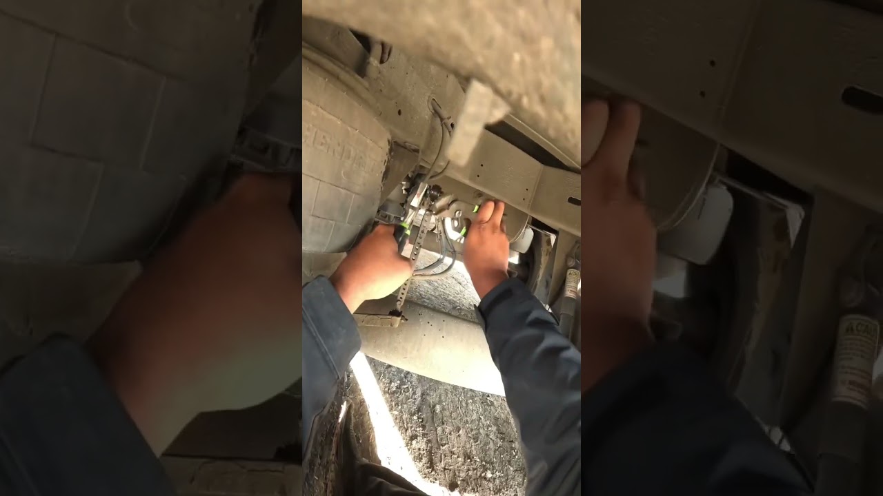 THIS is how you lower your trailer Airbags 😮#viral #shortvideo #trucking