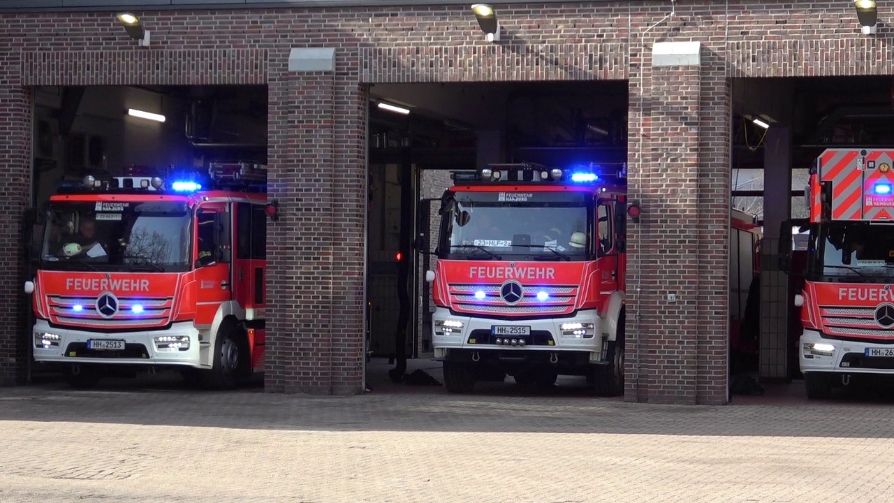 [FEUERWEHR AUF EINSATZFAHRT BLOCKIERT - BULLHORN!] - Einsatzfahrten Feuerwehr Hamburg Barmbek
