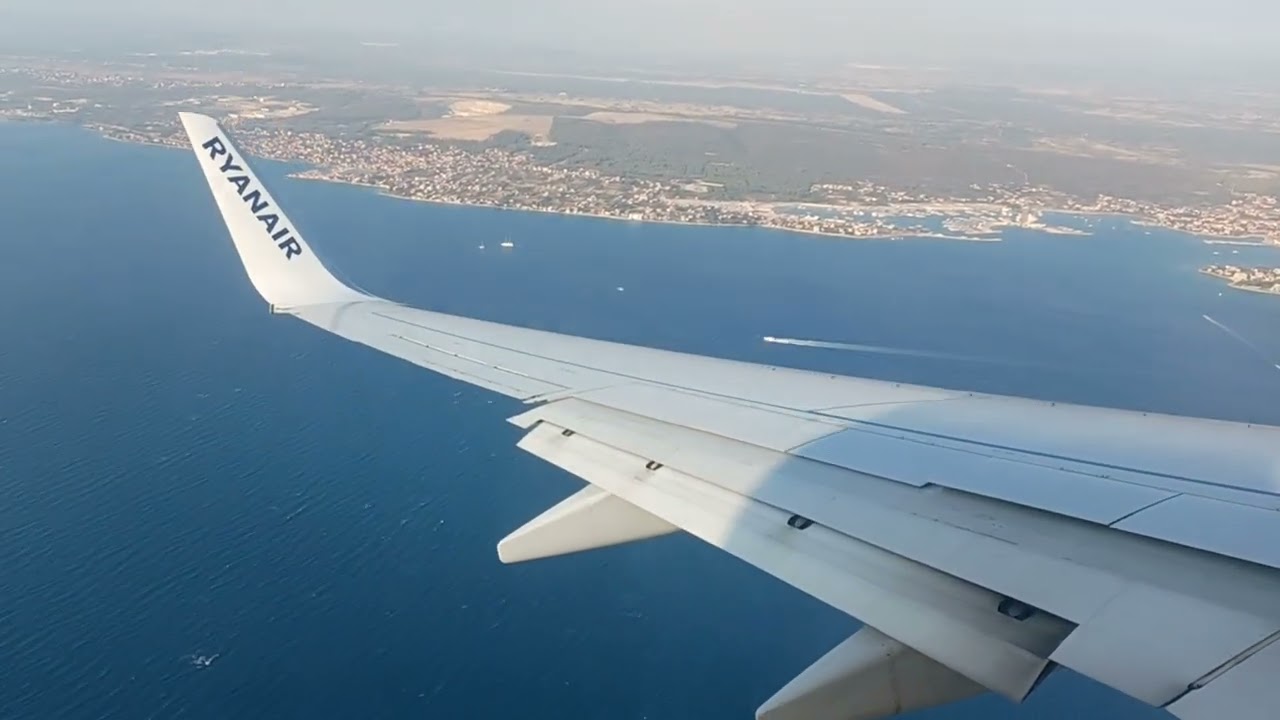 Boeing 737 800 Ryanair landing to Zadar Airport