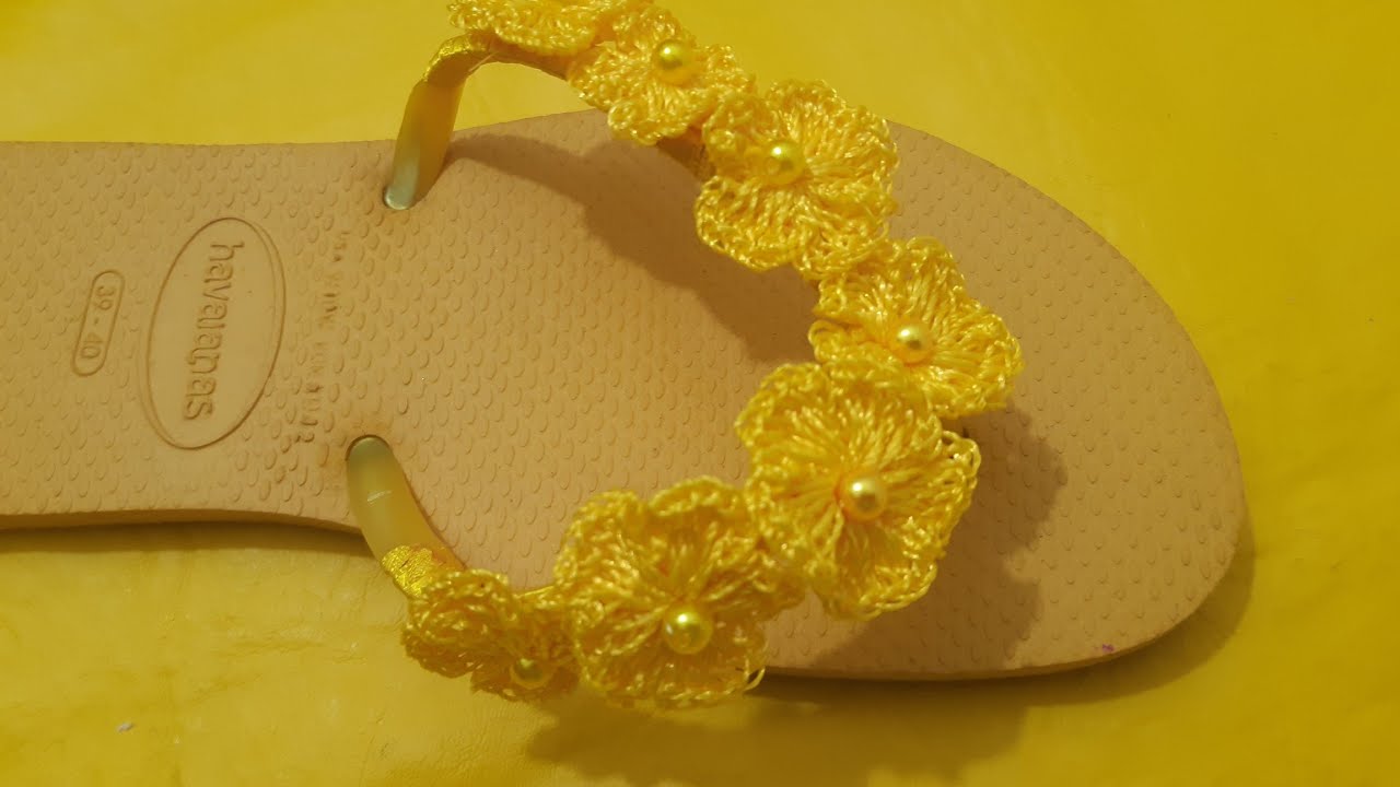 Chinelo decorado com crochê