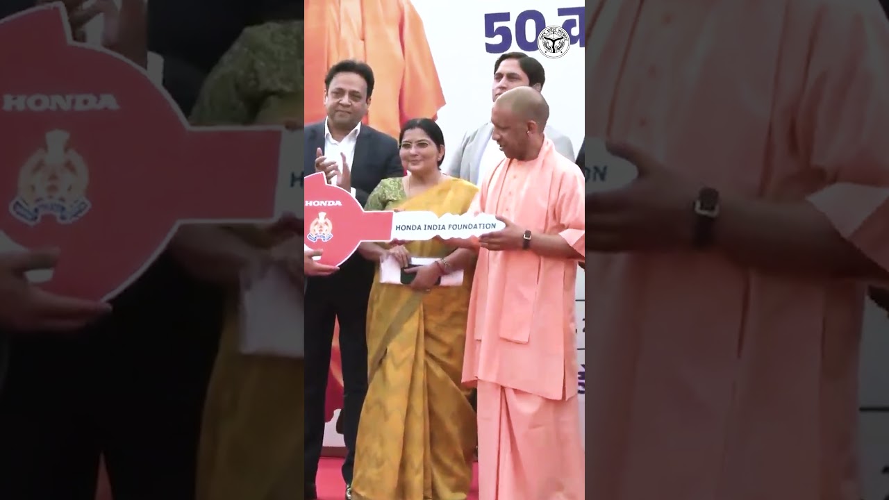 मुख्यमंत्री योगी आदित्यनाथ जी ने आज लखनऊ में 50 QRT वाहनों को हरी झंडी दिखाकर रवाना किया।
