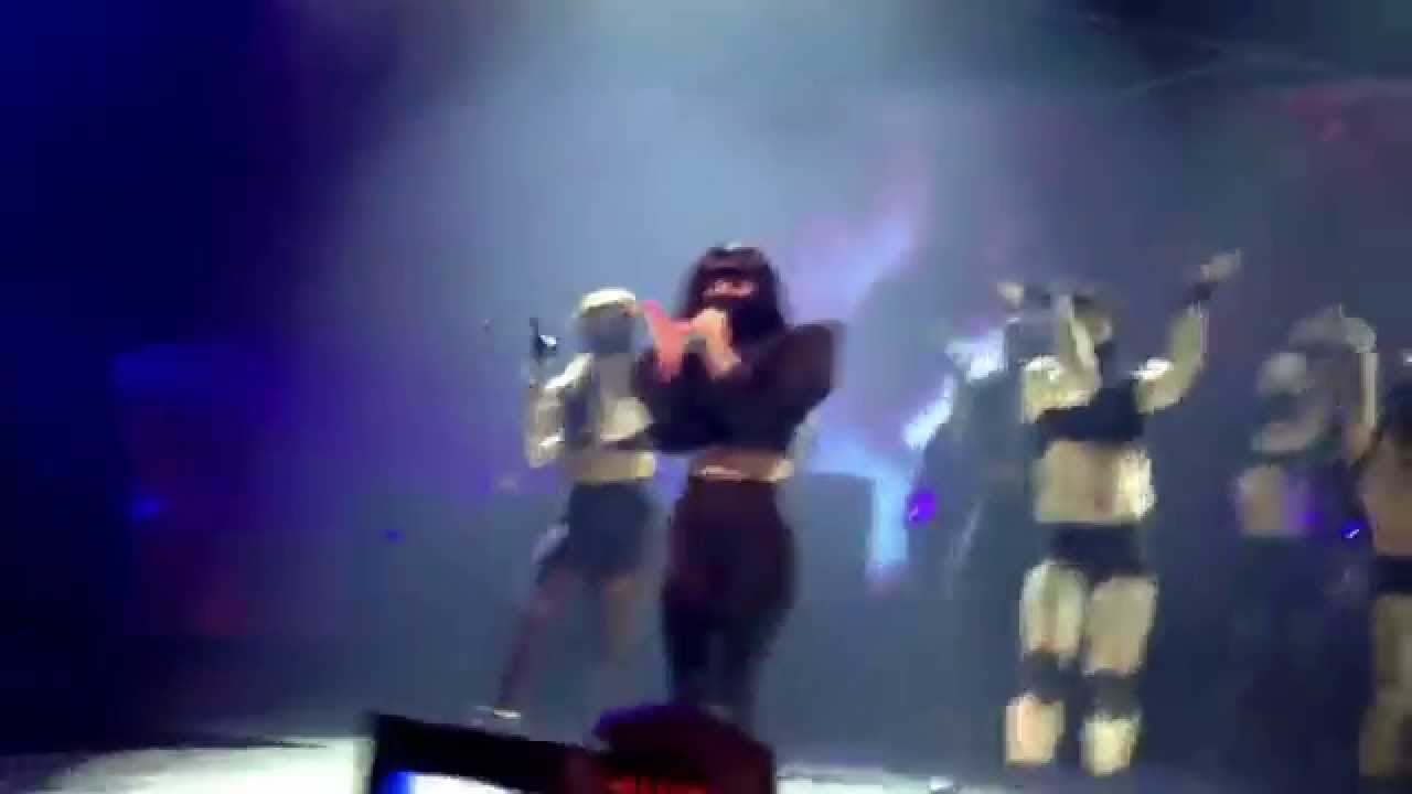 Lady Gaga - Aura - Live in London (iTunes Festival)