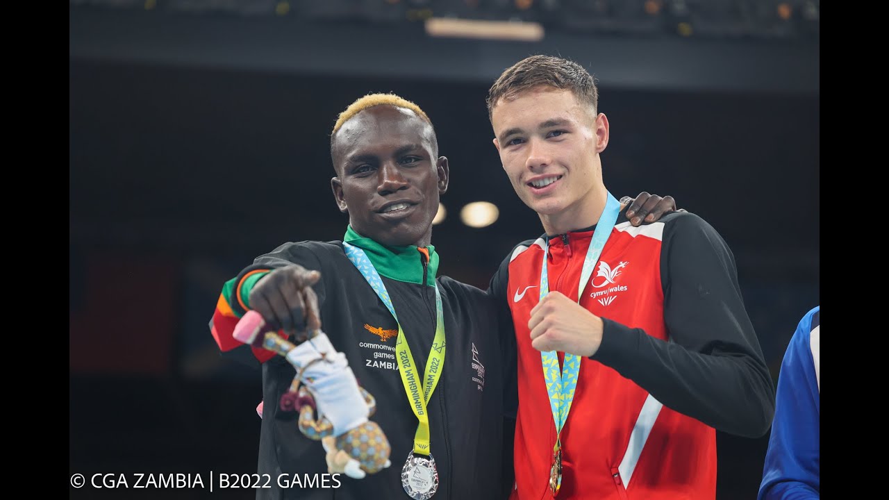 БОКС: Стивен Зимба против Юджина Маккивера (Северная Ирландия)