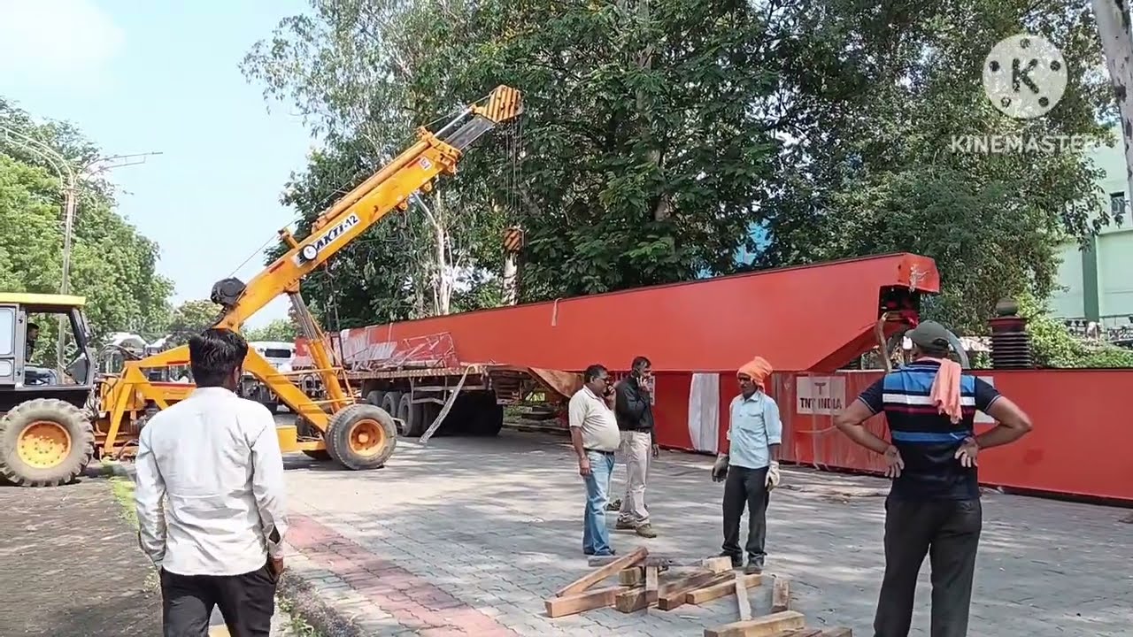 Two hydra crane unloading heigh weight SWL crane beam BHL jhansi 