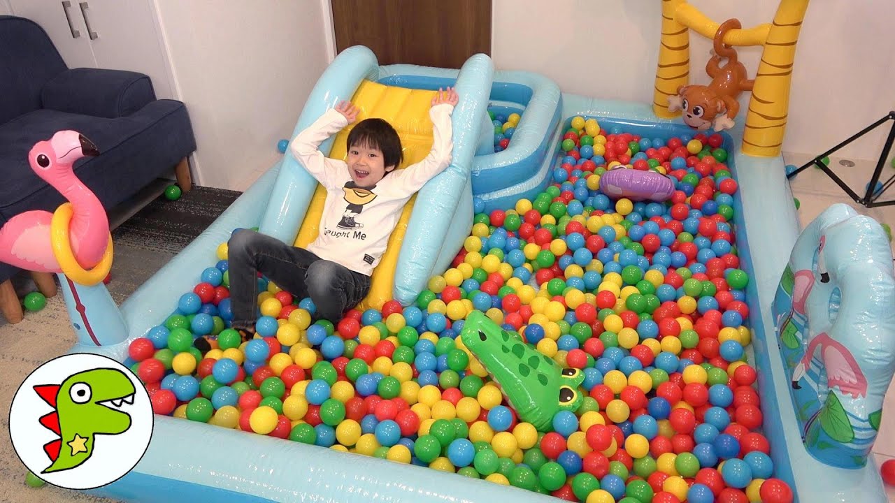 レオくんがカラフルボールプールでアンパンマンたちの人形を探すよ！ トイキッズ