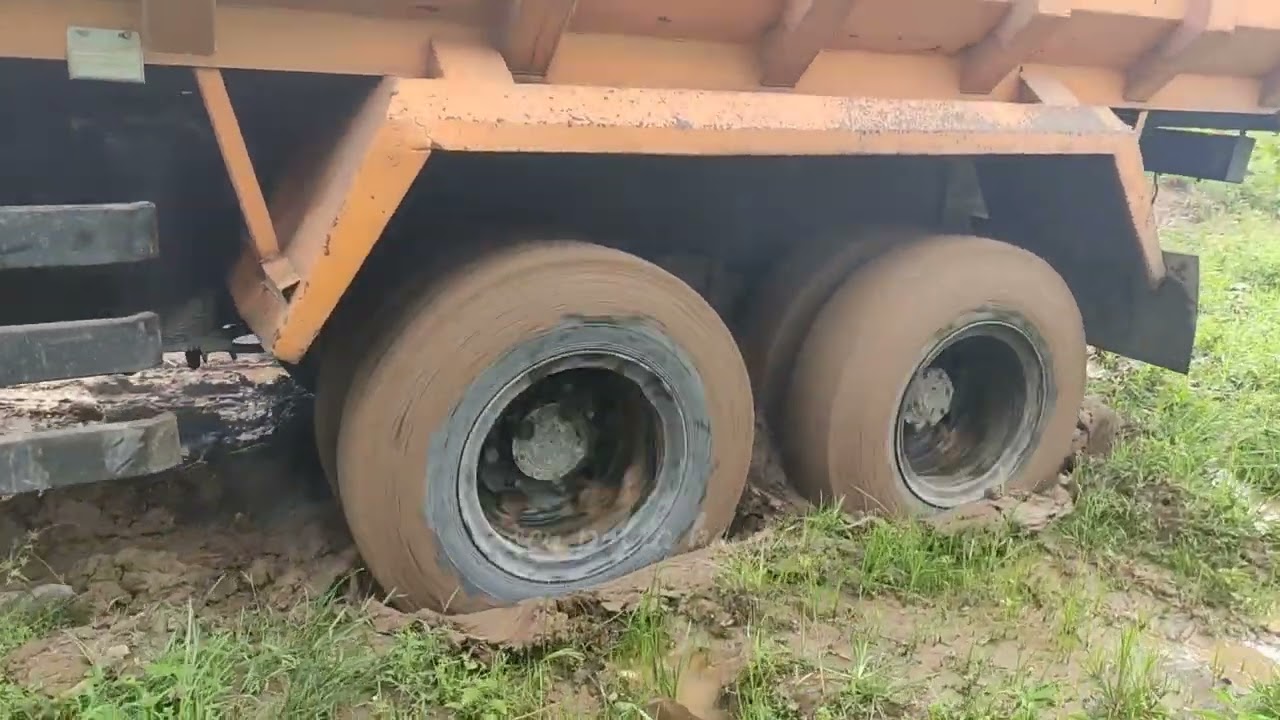 Mau muat batu mobil besar dump truk fuso oren kepater amblas