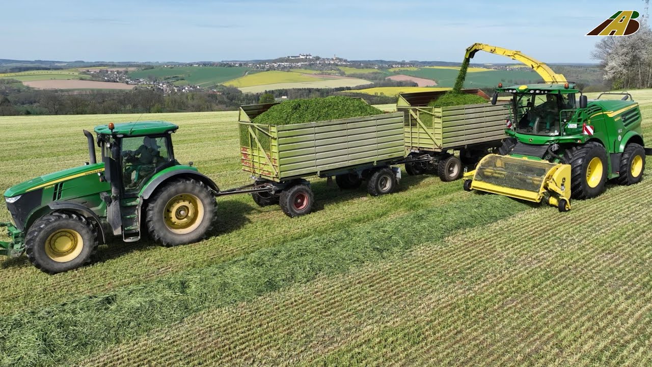 Grasernte 2023  Großeinsatz Grünroggen häckseln Futter für Milchkühe John Deere Häcksler & Traktoren