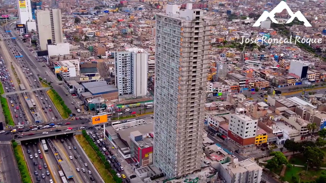 Sobrevolando el gran edificio TEMPO en la Victoria. 39 pisos av Canadá cruce con la vía expresa