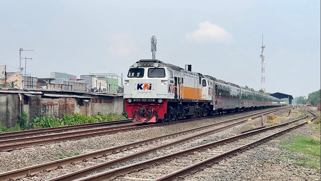 Melaju Kencang di Karawang! | Nonton Kereta Api Ngebut di Stasiun Karawang!