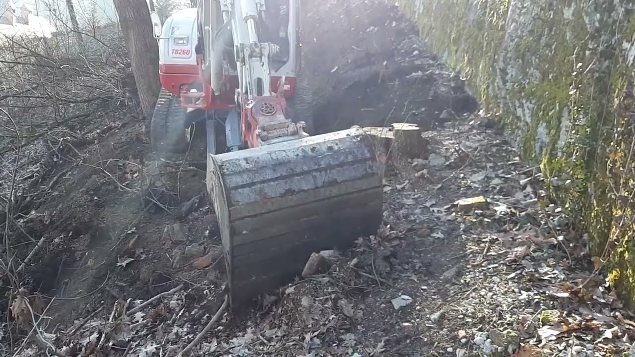 Раскройте весь потенциал корчевания пней с 6-тонным экскаватором TAKEUCHI TB 260!