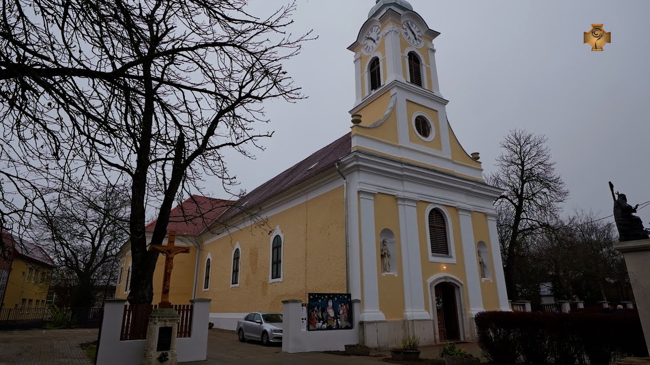 Püspöki áldás a megújult adonyi Sarlós Boldogasszony templomra.