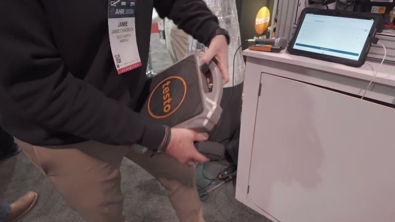 Testo 565i vacuum pump and 560i smart scale are a perfect pair for efficient service. 