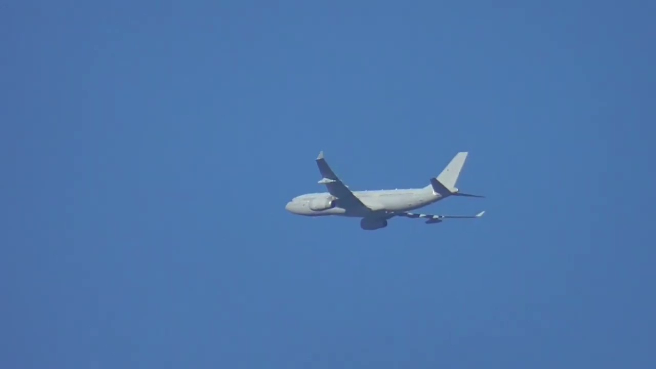 RAF Airbus A330 Voyager ZZ335 flying over Swindon Wiltshire 24.10.2025
