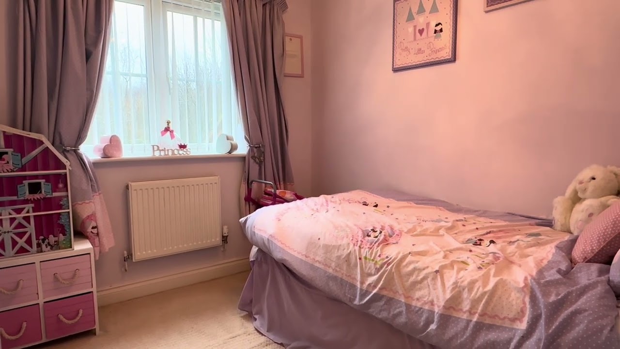 Beautiful 5-Bedroom Detached Family Home with Garage & Driveway! 