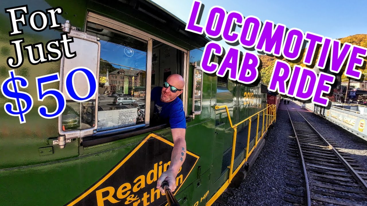 Живописная железная дорога Lehigh Gorge Scenic Railway: поездка на осеннем поезде-листве на локом...