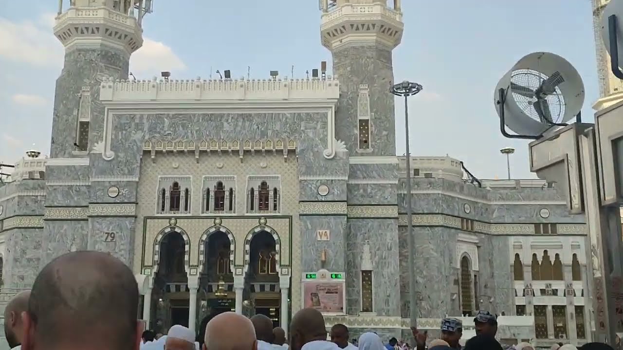 أقرب باب يدخلك للكعبة مباشرة وقريب من دورات المياه ، وازاي تدخلي صحن الكعبة
