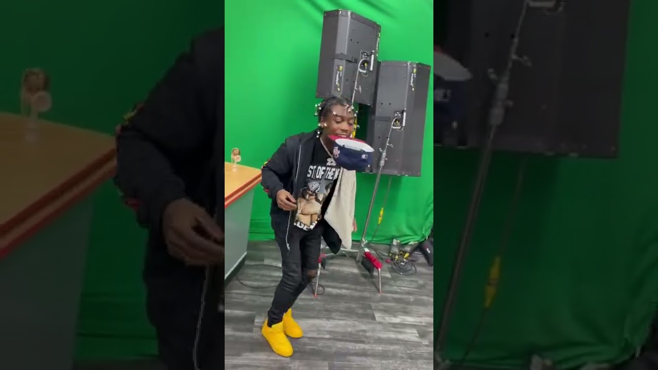 22Gz Dances Like a Mad Man at No Jumper!