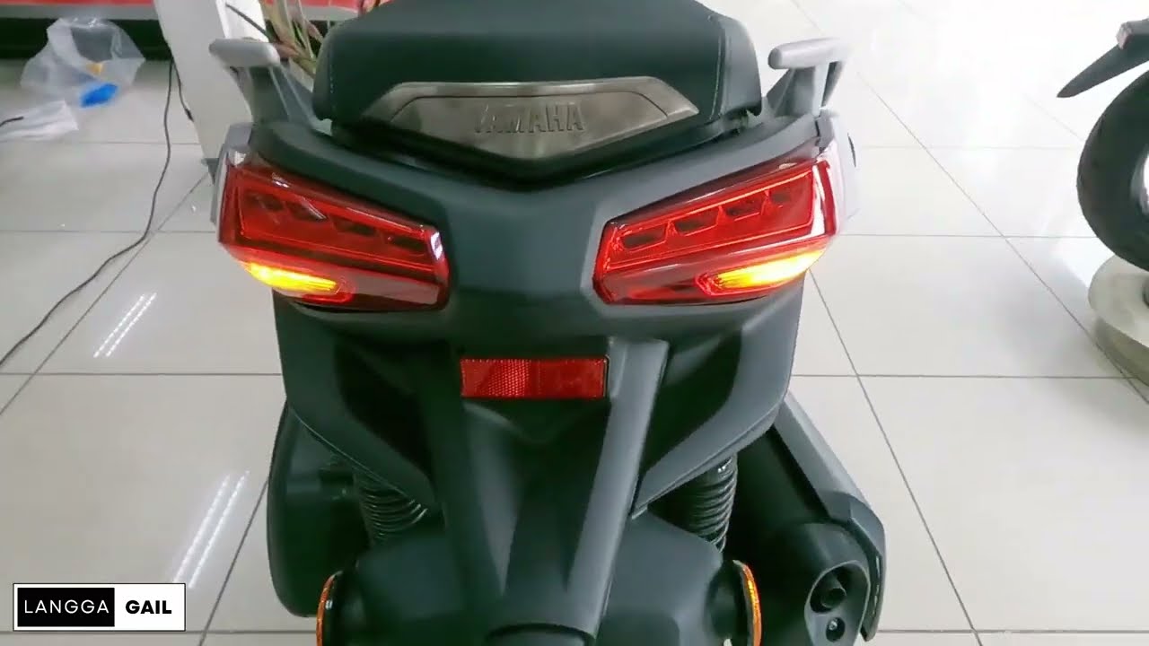 Обзор и цена скутера Yamaha Xmax 300 2024 года.