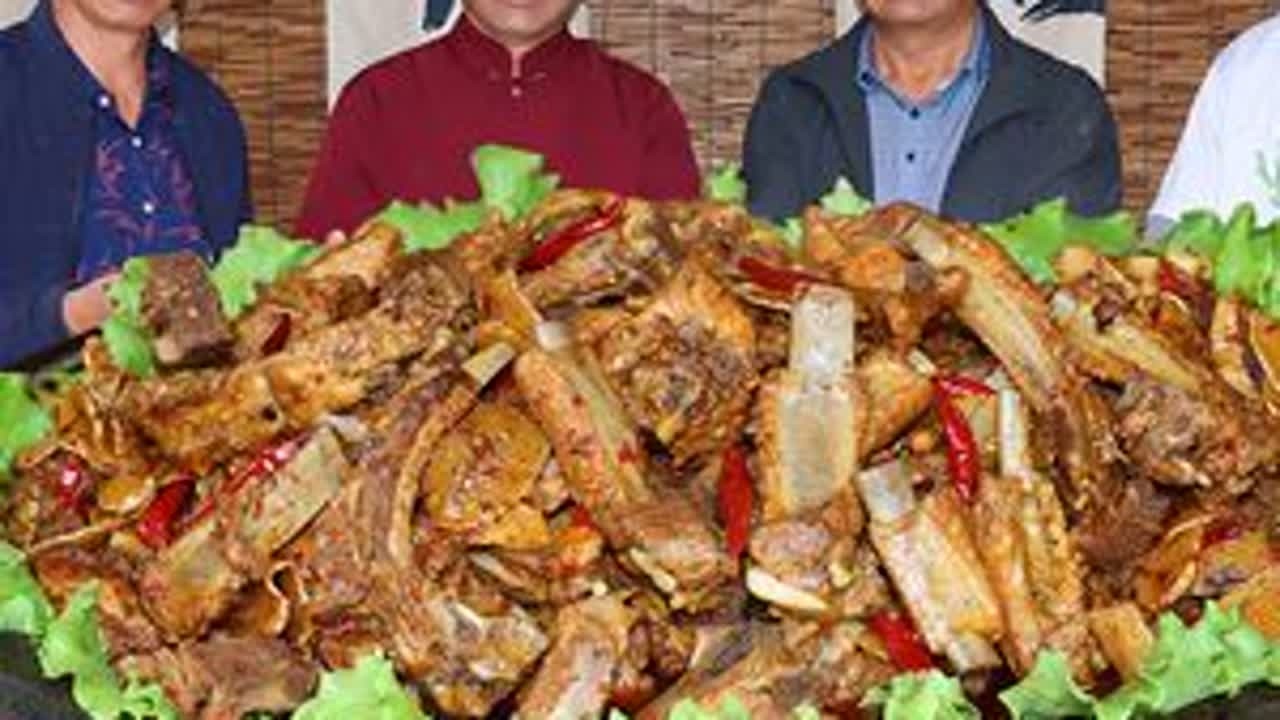 一扇排骨，一筐老姜，食叔做“姜辣排骨”，酥烂脱骨，越吃越香