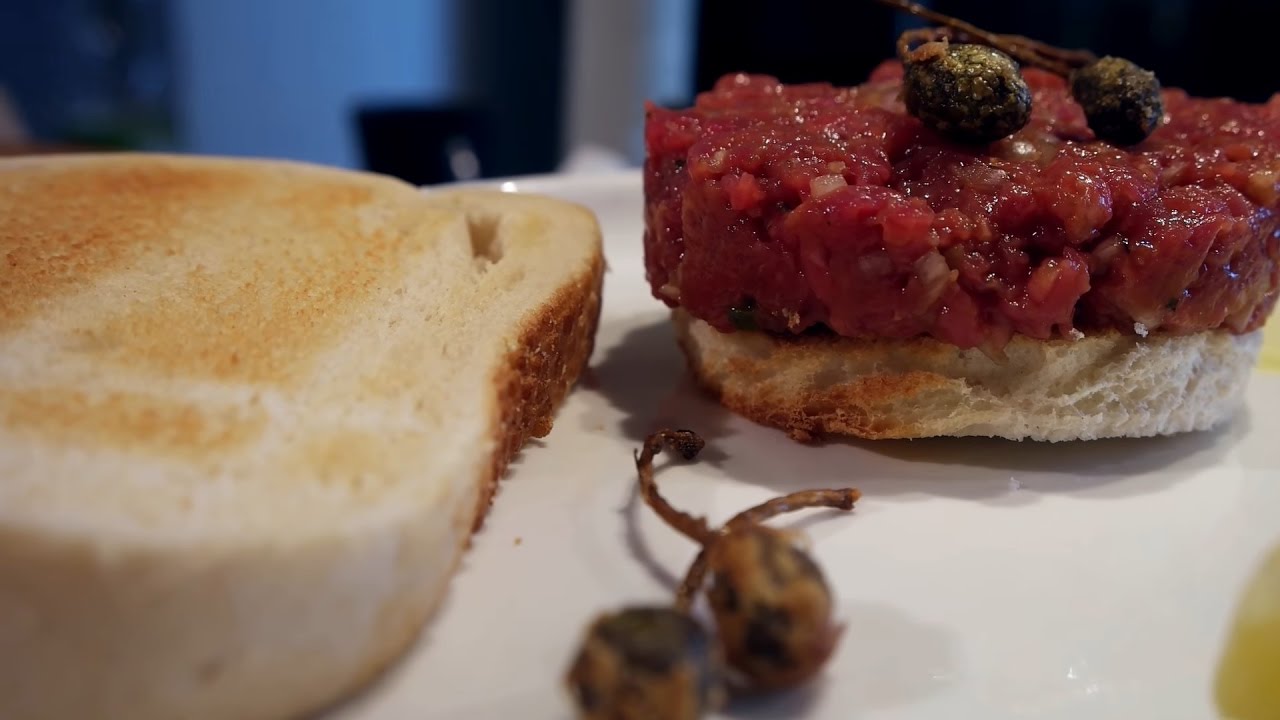 Beef Tatar mit frittierten Kapernbeeren