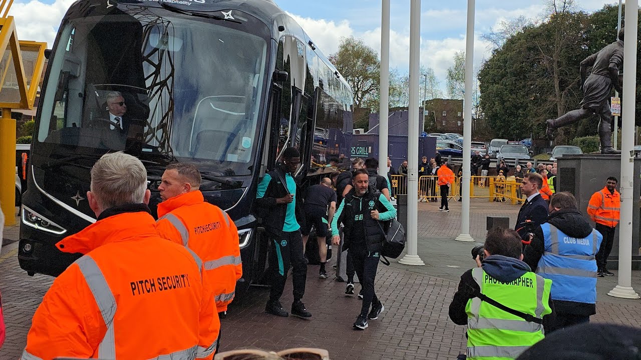 THE WOLVES SQUAD ARRIVING AT MOLINEUX STADIUM: Wolverhampton Wanderers  v Tottenham Hotspur