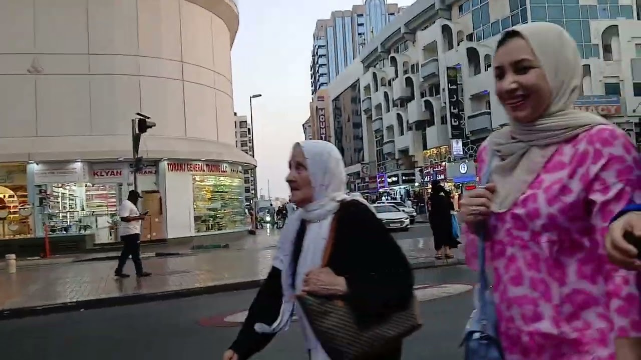 BUSY EVENING LIFE IN ALSABKA,DUBAI,,DEIRA BUSINESS HUB