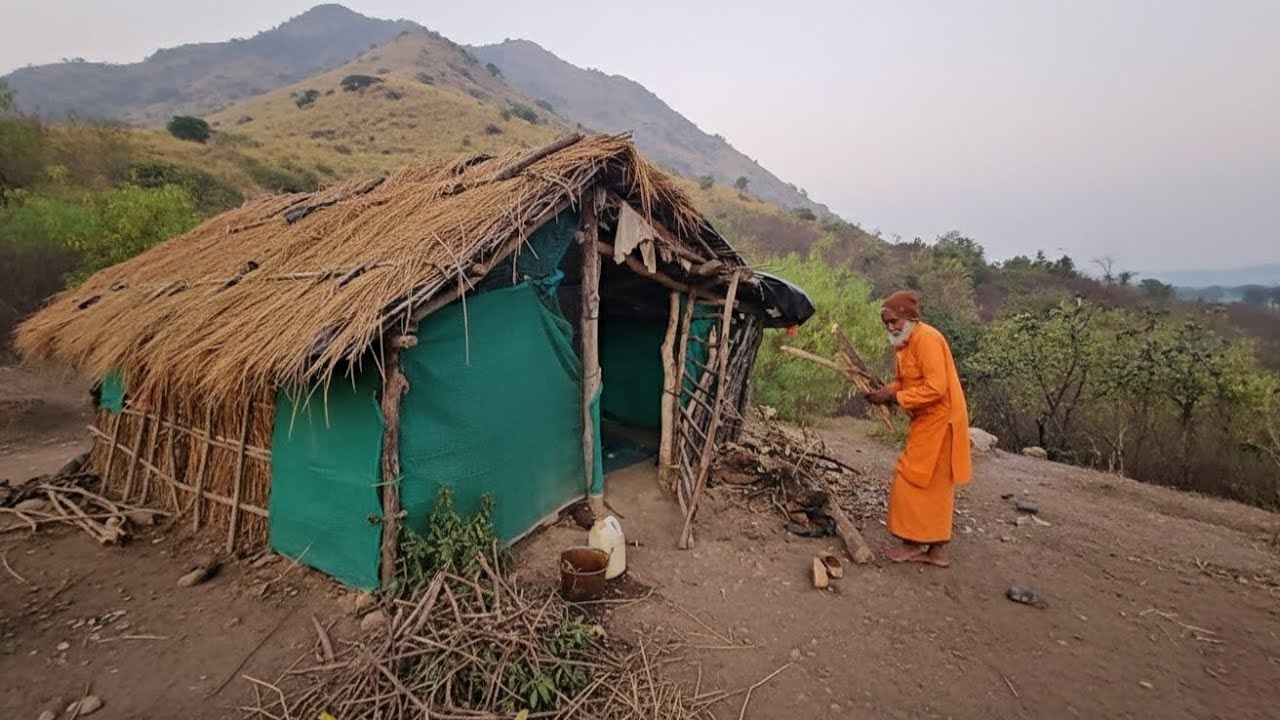 सिद्ध बाबा के स्थान में रात्रि में वृद्ध संत जी कुटिया में सात्विक प्रसादी 