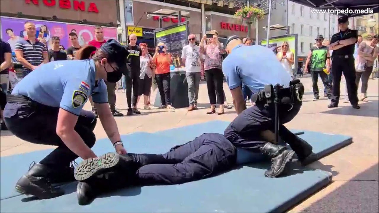 Na riječkom Korzu održana prezentacija ''Postani policajac/policajka''