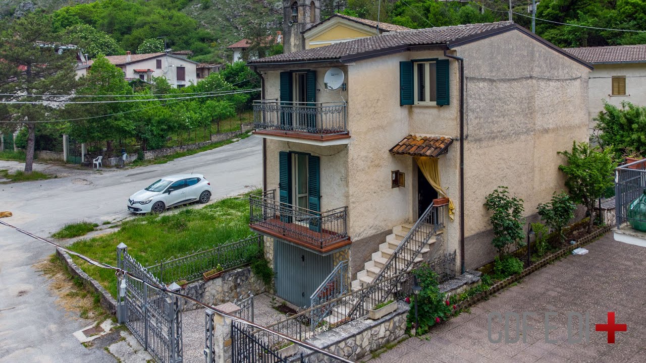Visita dell' immobile | BORGOROSE (RI), Italy | Villino indipendente con due balconi e giardino