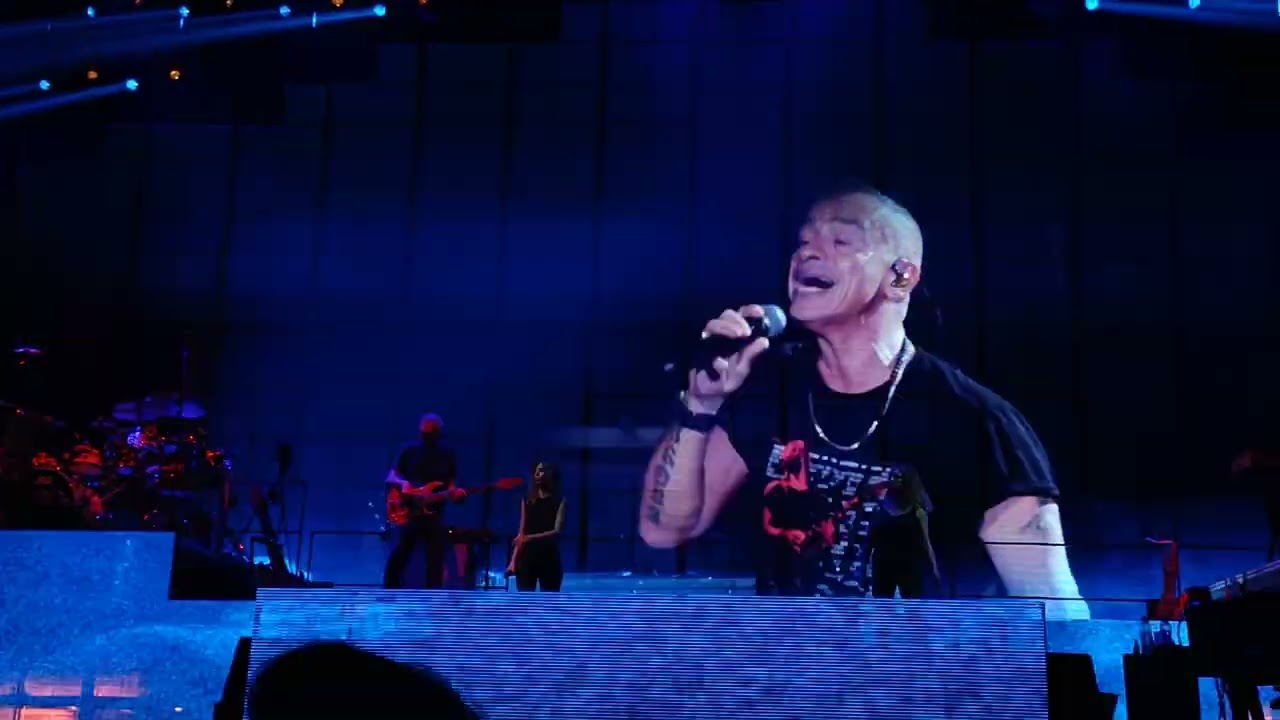 EROS RAMAZZOTTI TOUR 2023- 19. EROS col pubblico+ Intro+ 