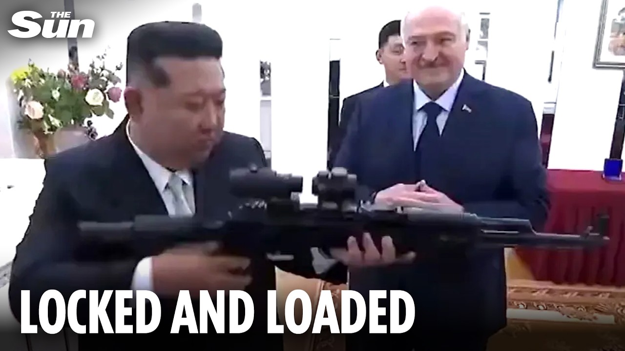 Mrożący krew w żyłach moment, w kt&oacute;rym Kim Dzong Un uśmiecha się, odbezpieczając karabin szturmowy podarowany mu przez kumpla dyktatora