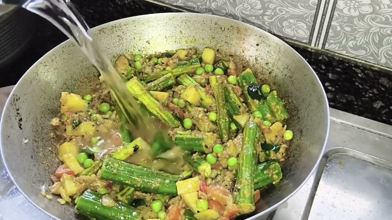 सांबर रेसिपी घरीच बनवा खूप सोप्या पद्धतीने! मिक्स भाज्या करून सांबर मसाला टाकून केलेली  रेसिपी आहे 