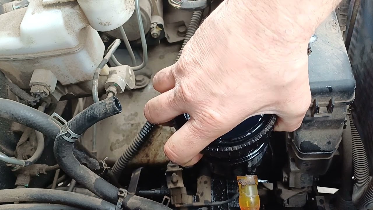 Como cambiar Filtro de combustible y Purgado Toyota Hilux 1/3