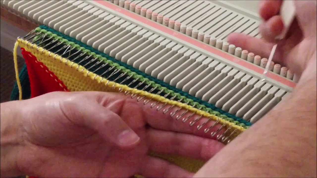 Join seams on a flat bed knitting machine