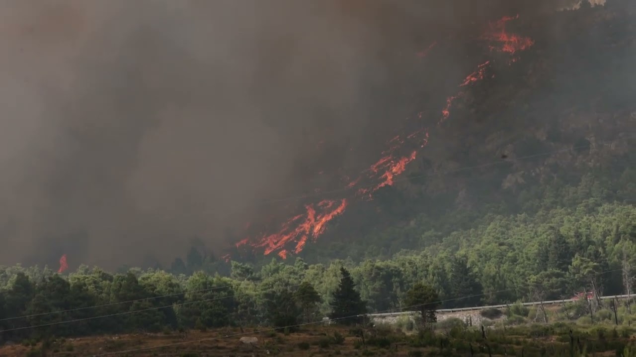 Požar koji je jučer buknuo iznad Tučepa proširio se na Podgoru i ostatak Biokova