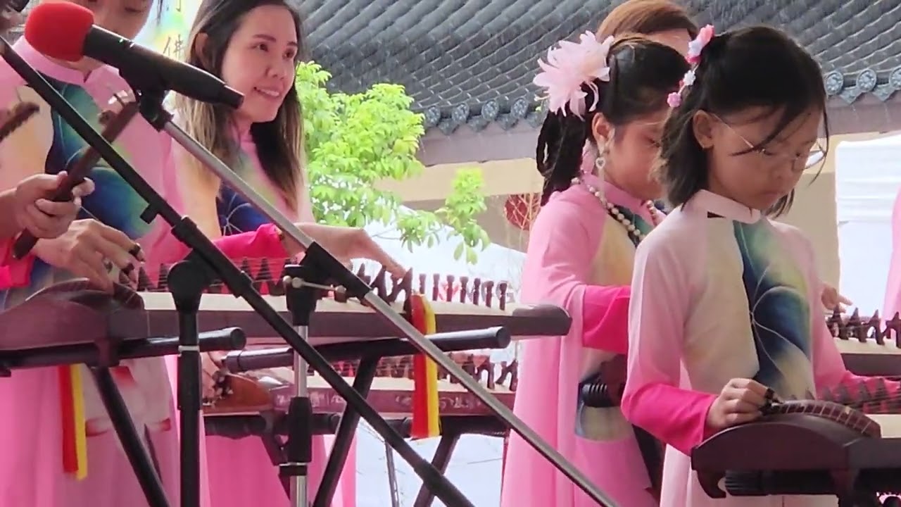 Quỳnh Mai Brisbane-Performed at Taiwan Temple Australia. 