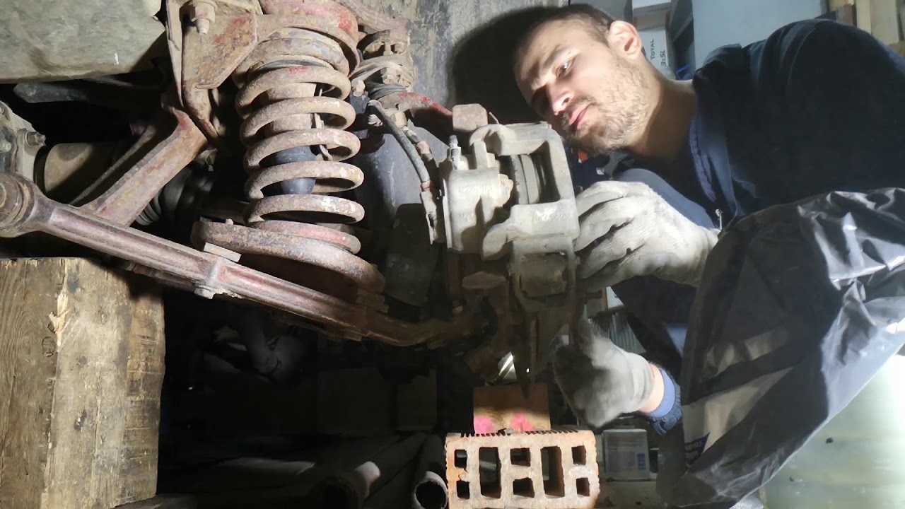 Lada Niva - Lower ball joint replacement